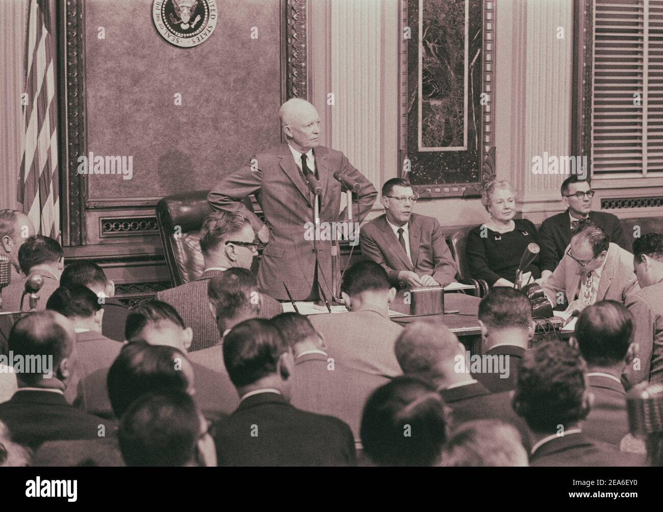 Le Président Dwight D. Eisenhower debout à une table à la Maison Blanche, lors d'une conférence de presse à la Maison Blanche, Washington, D.C., États-Unis. Octobre 9, Banque D'Images