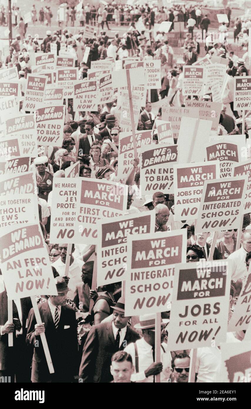 Des manifestants défilent dans la rue avec des panneaux pendant la marche sur Washington, États-Unis. 28 août 1963 Banque D'Images