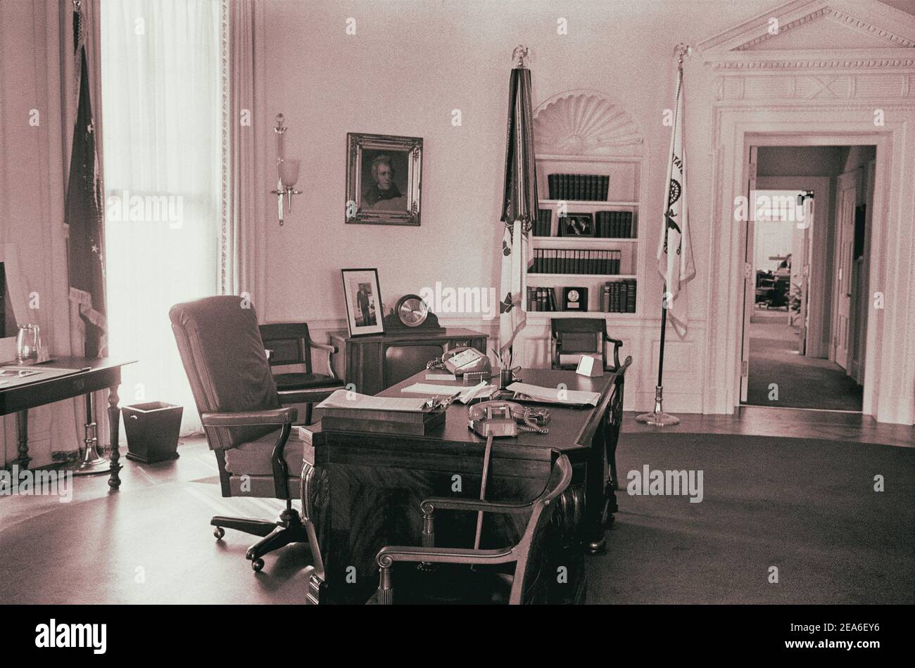 Photo d'époque avec vue latérale sur le bureau et la chaise dans le bureau ovale de la Maison Blanche, Washington, D.C., États-Unis. 4 novembre 1964 Banque D'Images