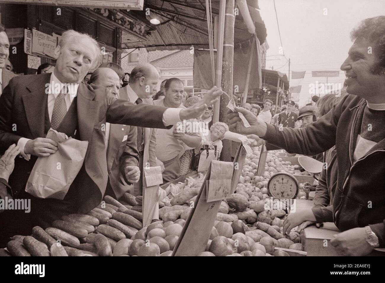 Le président Gerald Ford sur un marché agricole à Philadelphie, en Pennsylvanie, aux États-Unis. Septembre 1976 Banque D'Images