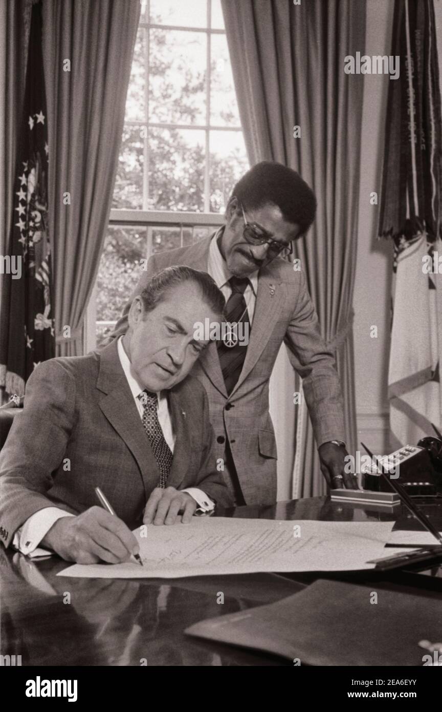 Le président Nixon et Sammy Davis Jr., nouveau membre du Conseil consultatif national sur les opportunités économiques. ÉTATS-UNIS. 1er juillet 1971 Banque D'Images