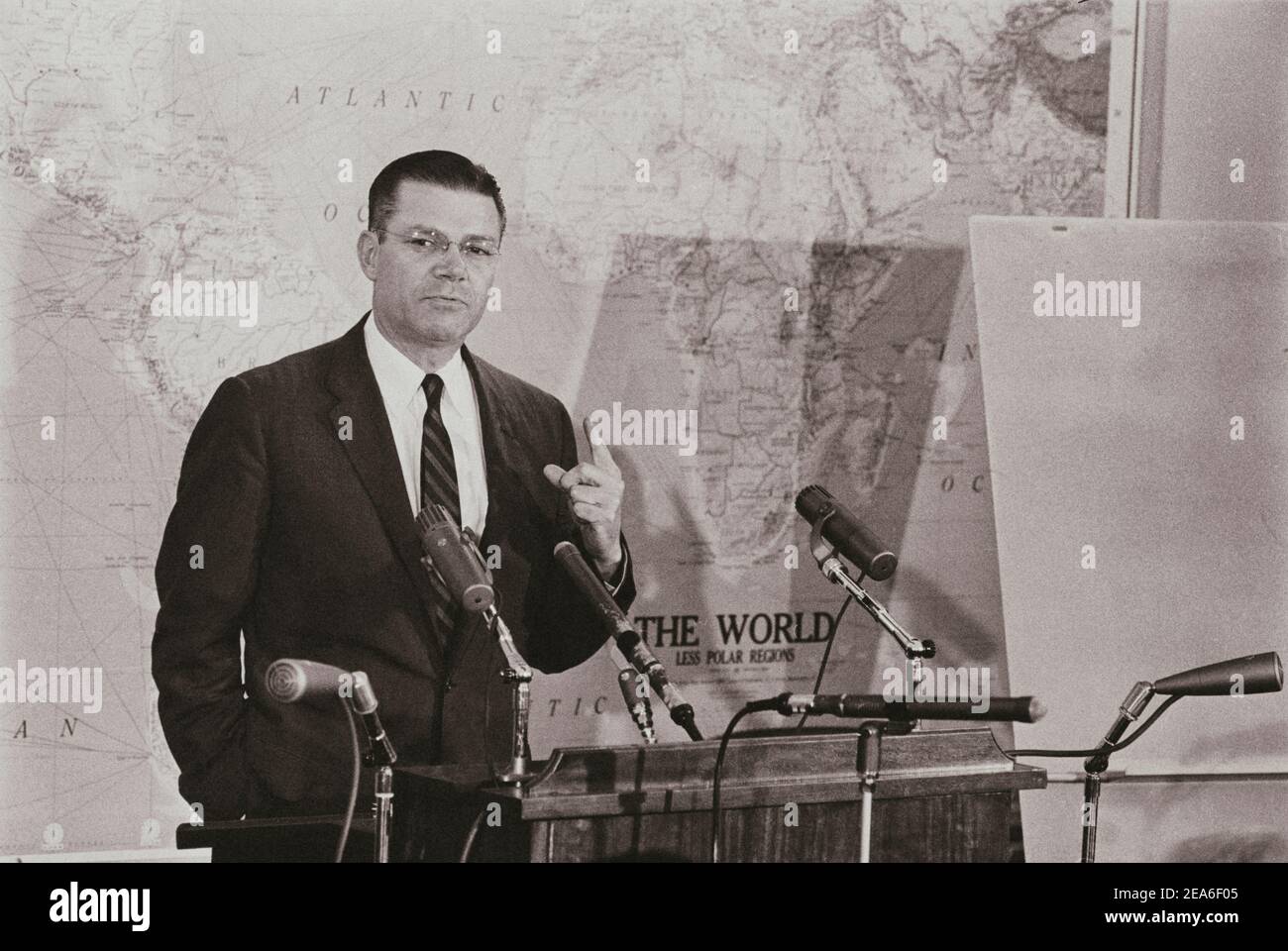 Le secrétaire américain à la Défense, Robert McNamara, a répondu à des questions sur la crise des missiles cubains lors d'une conférence de presse. ÉTATS-UNIS. 23 octobre 1962 Banque D'Images