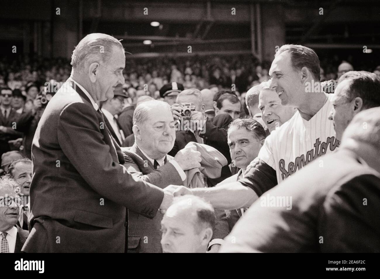 Le jour d'ouverture du match de baseball, Lyndon B. Johnson se lance. ÉTATS-UNIS. 12 avril 1965 Banque D'Images