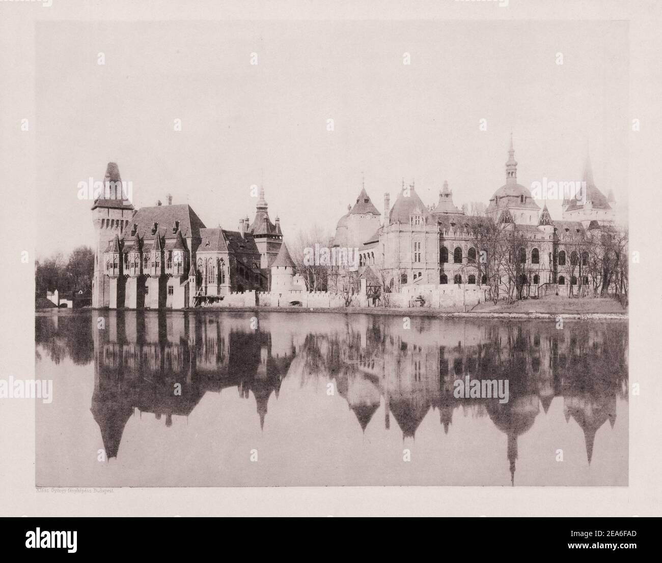 Photo d'archives de Budapest. 1896 le principal groupe historique de l'exposition nationale du millénaire-Vajdahunyadvár avec le parc de la ville du lac. Banque D'Images