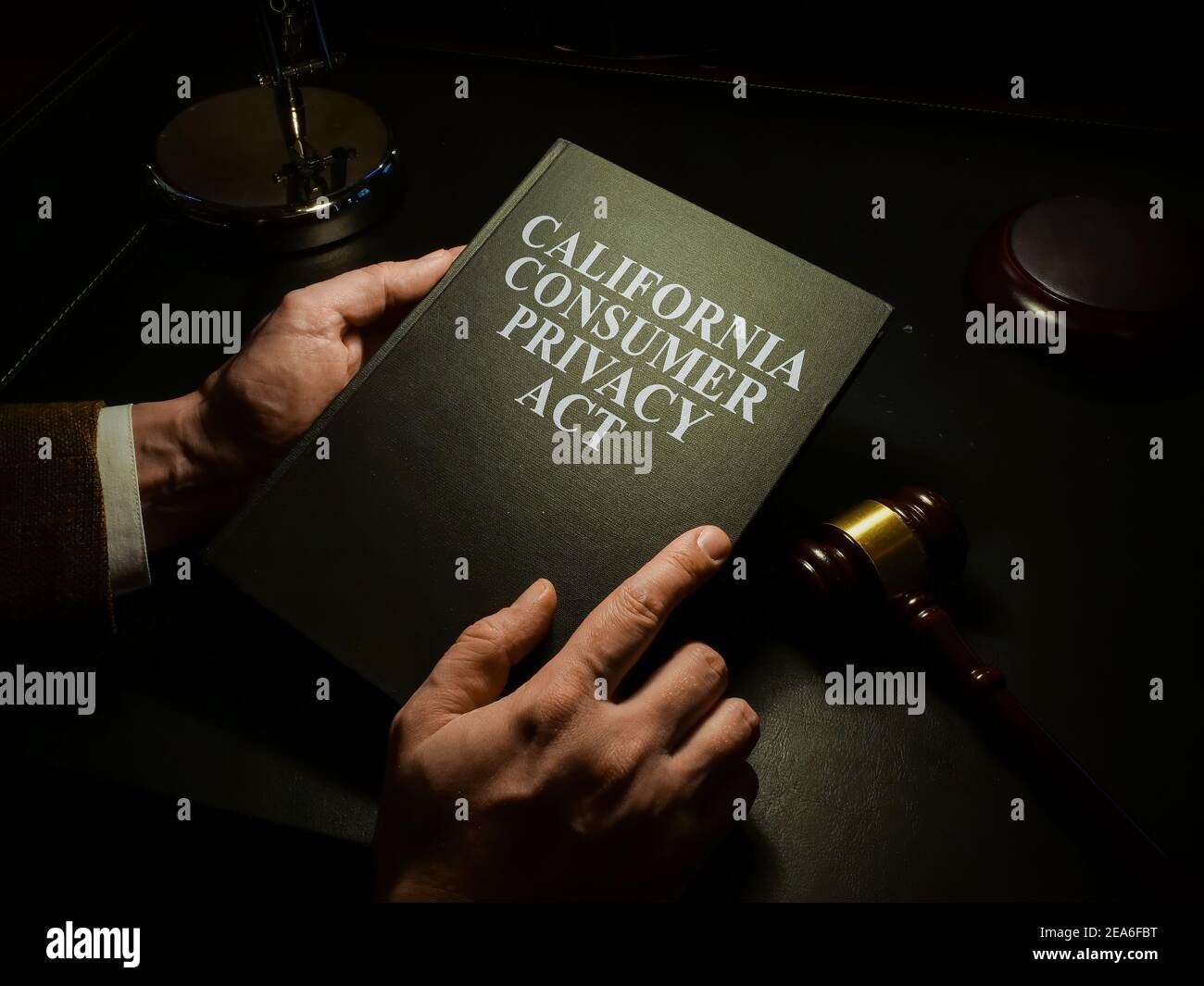 Man lit la loi CCPA de la California Consumer Privacy Act. Banque D'Images