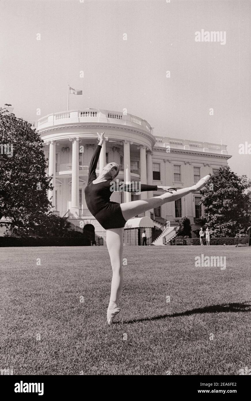 Photo d'époque du White House Art Festival, répétition. Ballerine dansant devant la Maison Blanche. Washington D.C., États-Unis. 13 juin 1965 Banque D'Images