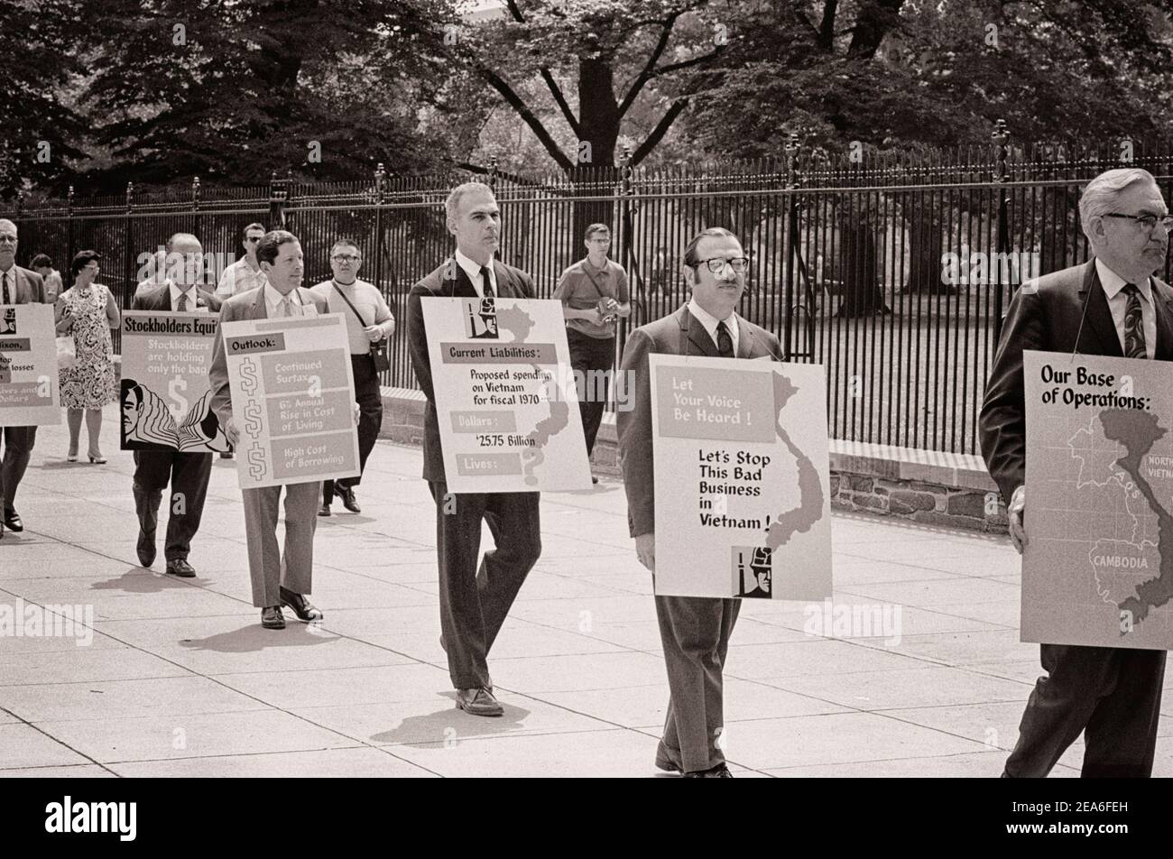 Photo d'époque des hommes d'affaires Picket 'pour la paix' et les pauvres' près du nouveau bâtiment de bureau exécutif (H.E.W.) à Washington D.C. contre Vieyn Banque D'Images Photo d'époque des hommes d'affaires Picket 'pour la paix' et les pauvres' près du nouveau bâtiment de bureau exécutif (H.E.W.) à Washington D.C. contre Vieyn Banque D'Images