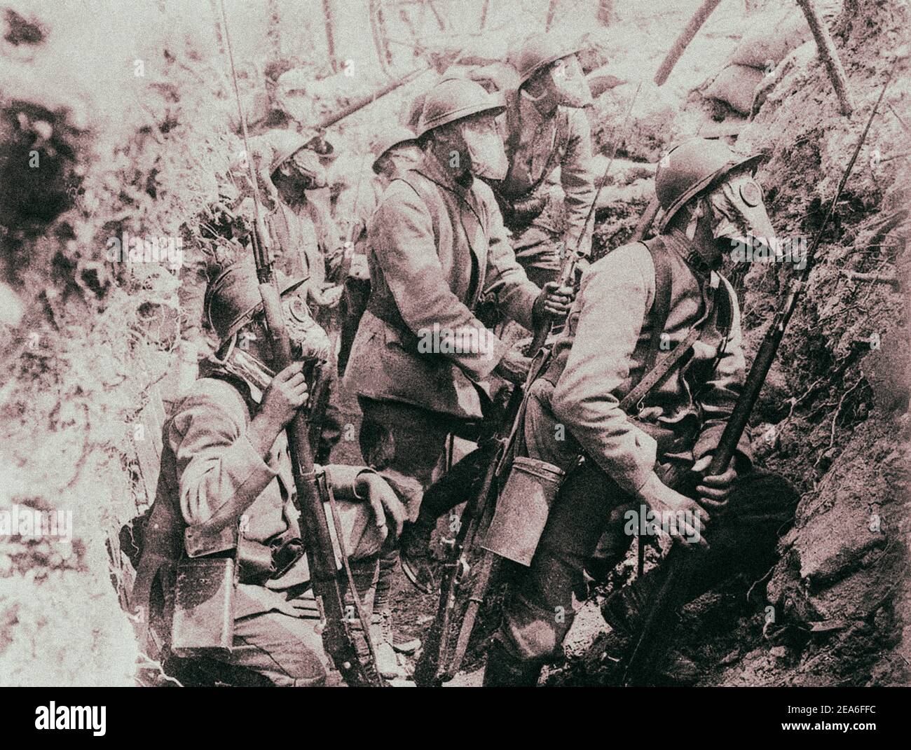 Les Soldats Francais Portant Des Masques A Gaz Dans Une Tranchee 1917 La Technologie Des Masques A Gaz A Varie Pendant La Guerre Se Developpant Finalement A Une Defense Efficace Photo Stock