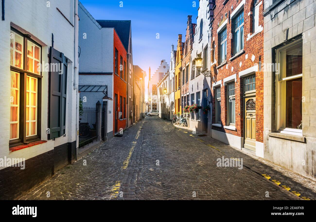 Rue pavée étroite avec maisons traditionnelles dans le centre-ville médiéval de Bruges, Belgique. Banque D'Images