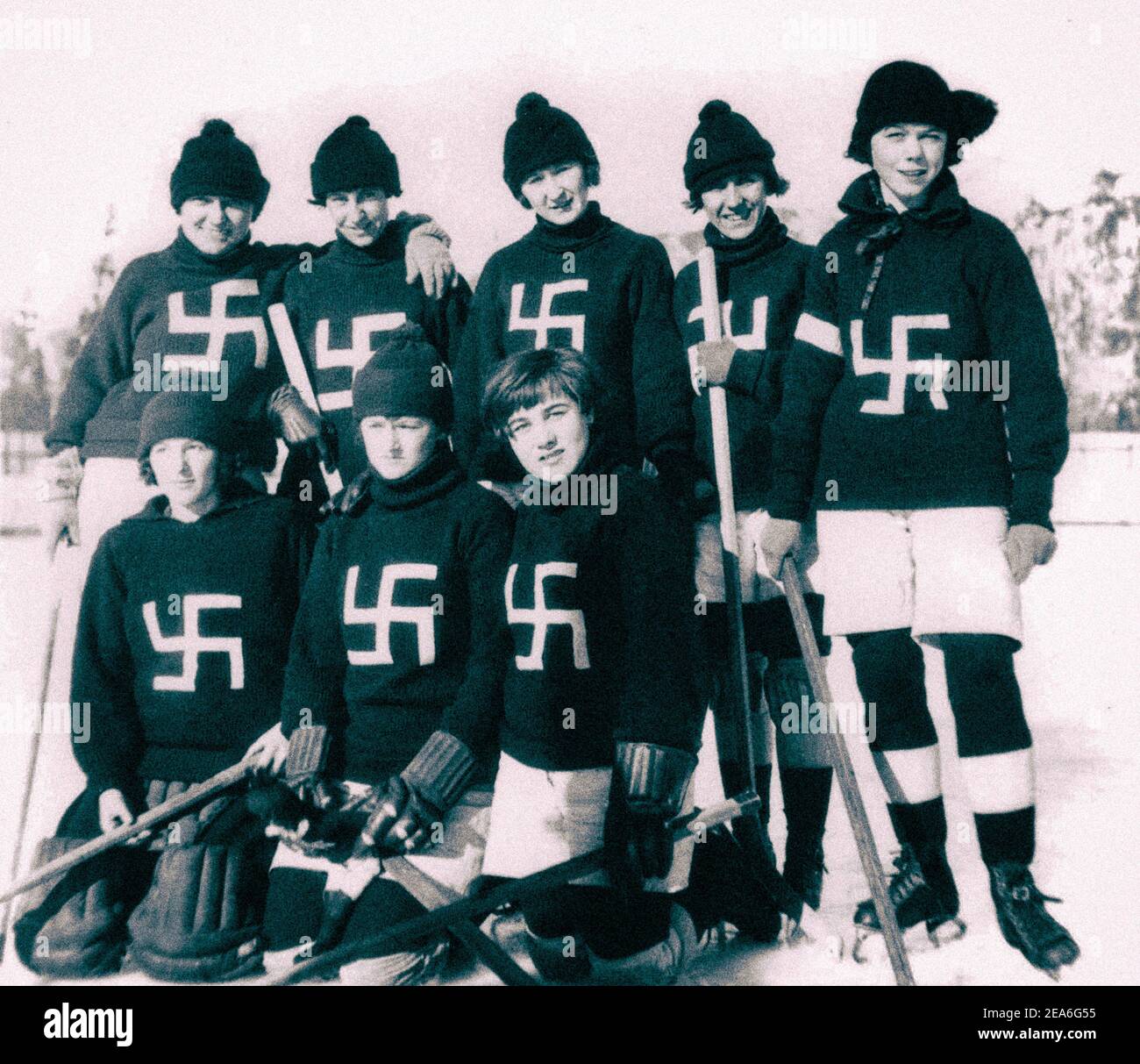 Photo rétro de l'équipe de l'hokey de glace Fernie swastikas. Canada. 1920 les swastikas de Fernie étaient une équipe de hockey féminin formée en 1922 à Fernie, en Arkansas Banque D'Images