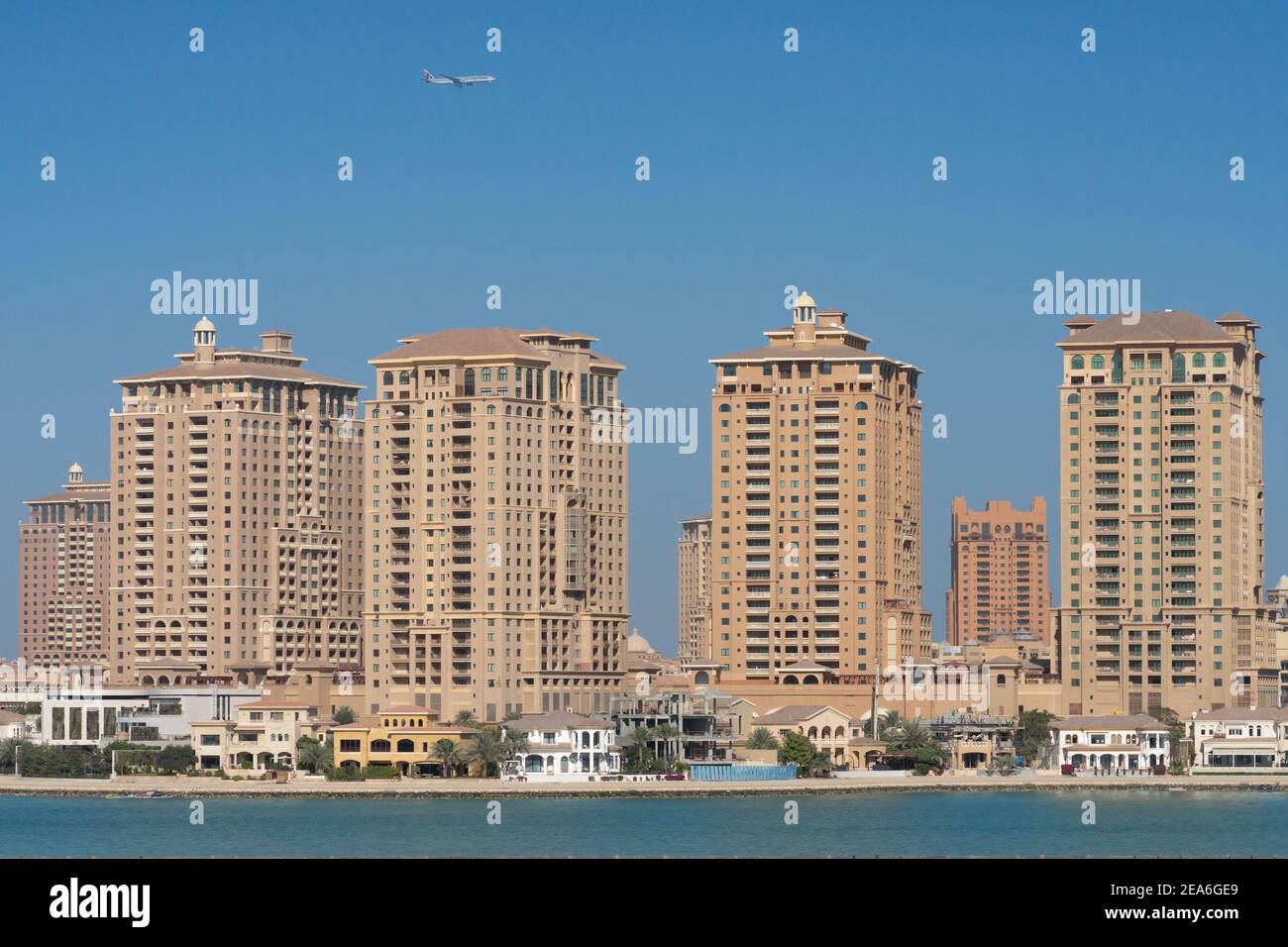 L'avion vole au-dessus des bâtiments de la Pearl , Qatar Banque D'Images