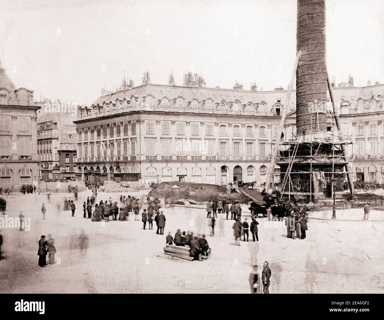 Photo antique de Paris pendant la commune. Place Vendome, la colonne une heure avant sa démolition. France. Mai 1871 Banque D'Images