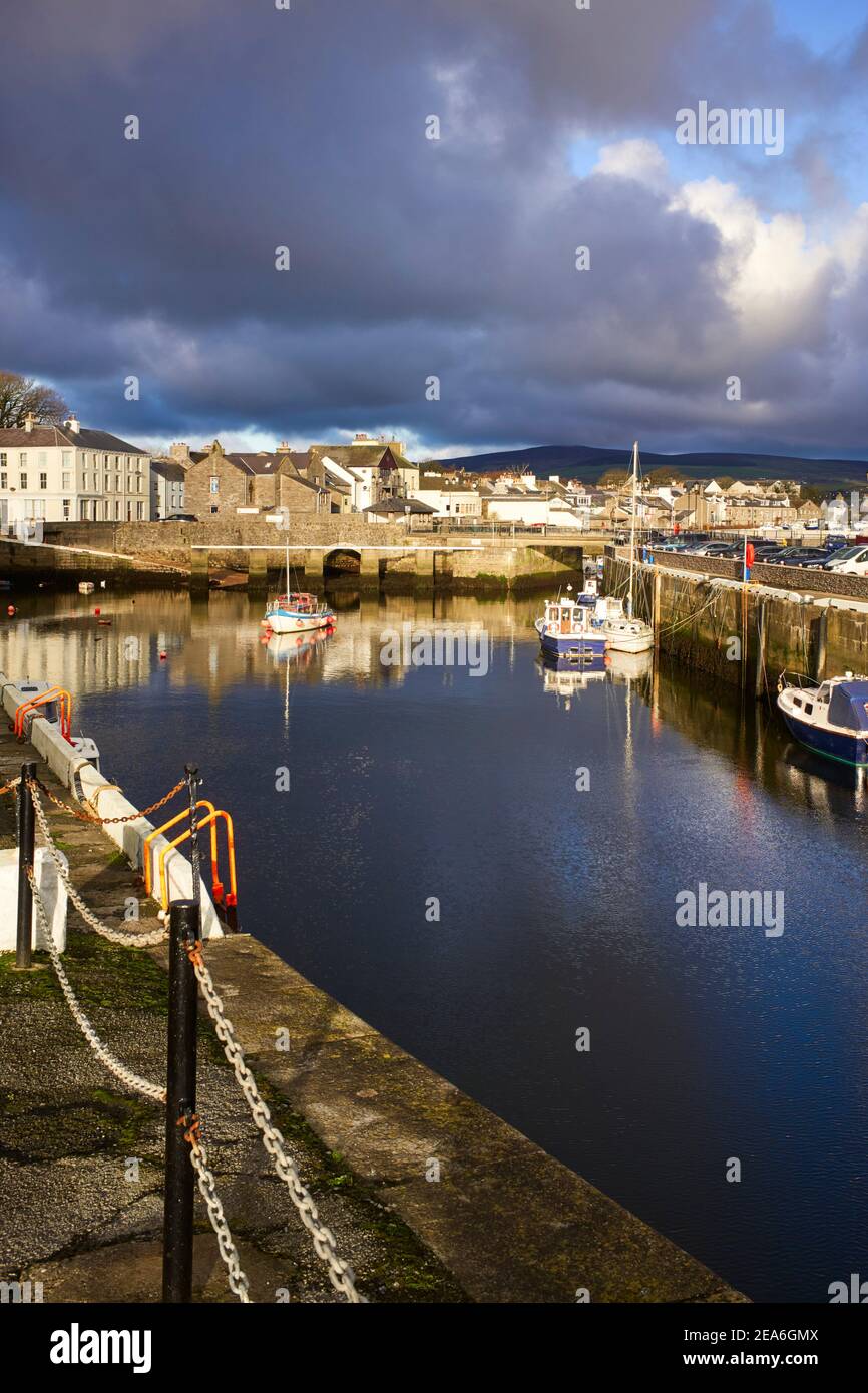 Port intérieur de Castletown avec nuages sombres Banque D'Images