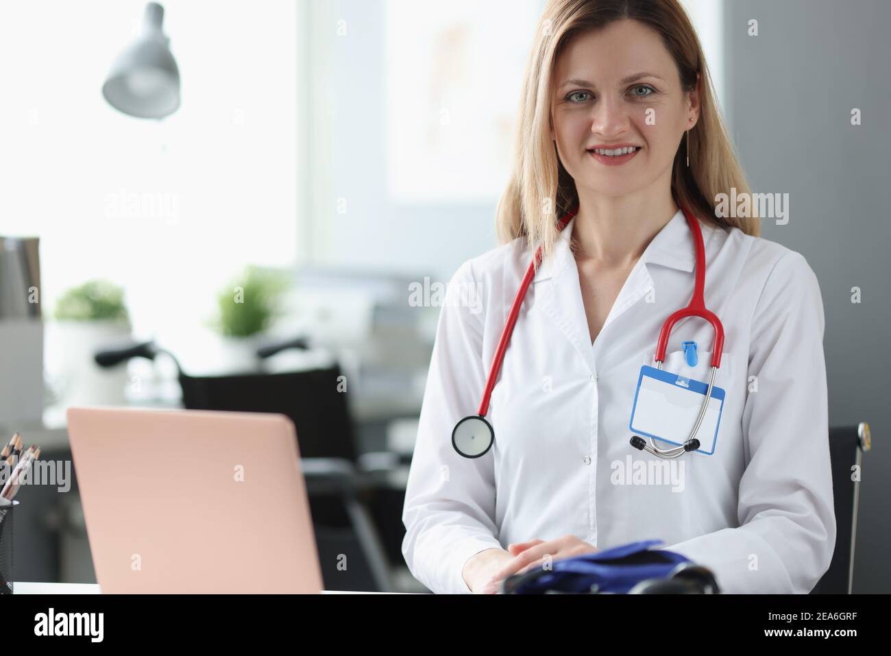 Portrait d'une femme médecin avec stéthoscope autour de son cou bureau Banque D'Images
