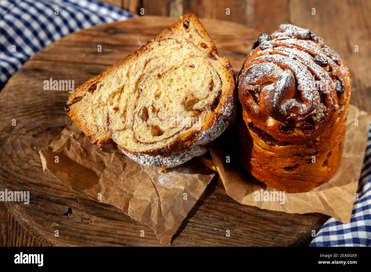 Kraffin gâteau de Pâques. Kraffins aux raisins secs, fruits confits et graines de pavot, arrosés de sucre en poudre. Gros plan de gâteau maison. Brut. Banque D'Images