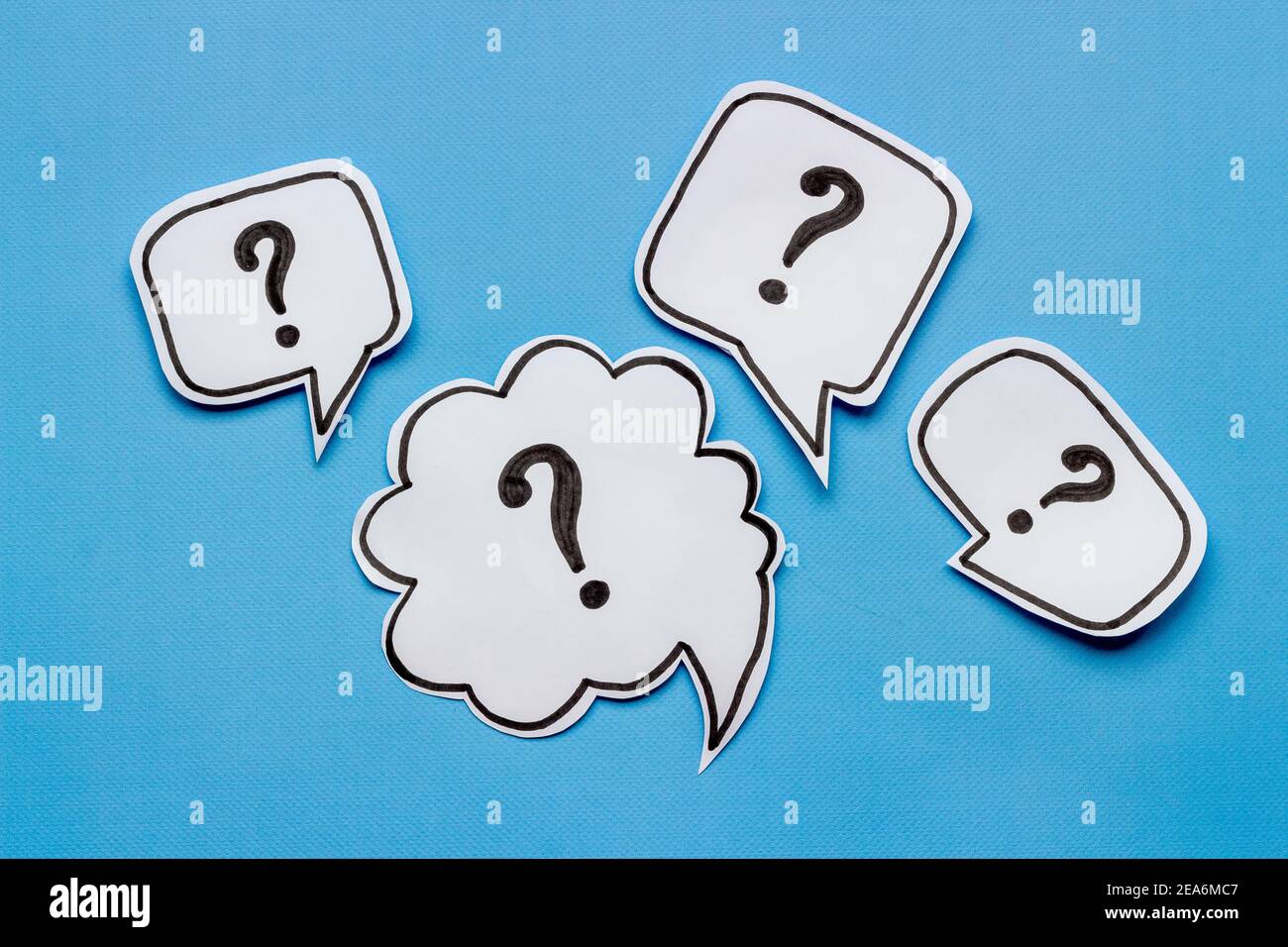 Concept de question. Point d'interrogation sur les bulles de parole, vue de dessus Banque D'Images
