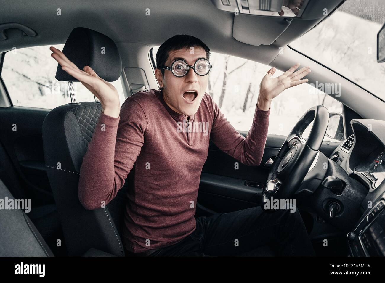 homme à courte vue avec de grandes lunettes 5 diopters est surpris et ennuyé qu'il y a eu un accident avec une autre voiture. Fait des gestes et exprime fortement Banque D'Images
