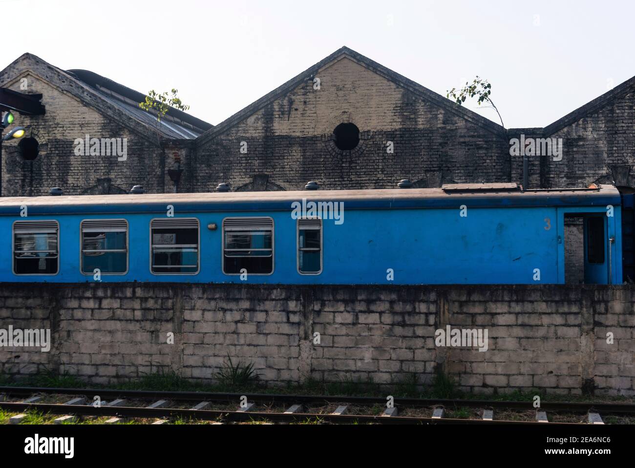 Chariot bleu d'un train de chemin de fer sri lankan traversant Colombo Banque D'Images