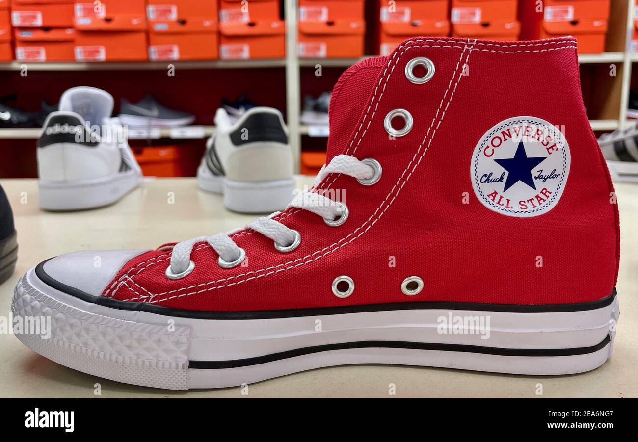 FRESNO, ÉTATS-UNIS - 05 février 2021 : une photo de la chaussure montante rouge Converse All Star avec lacets blancs en magasin Banque D'Images