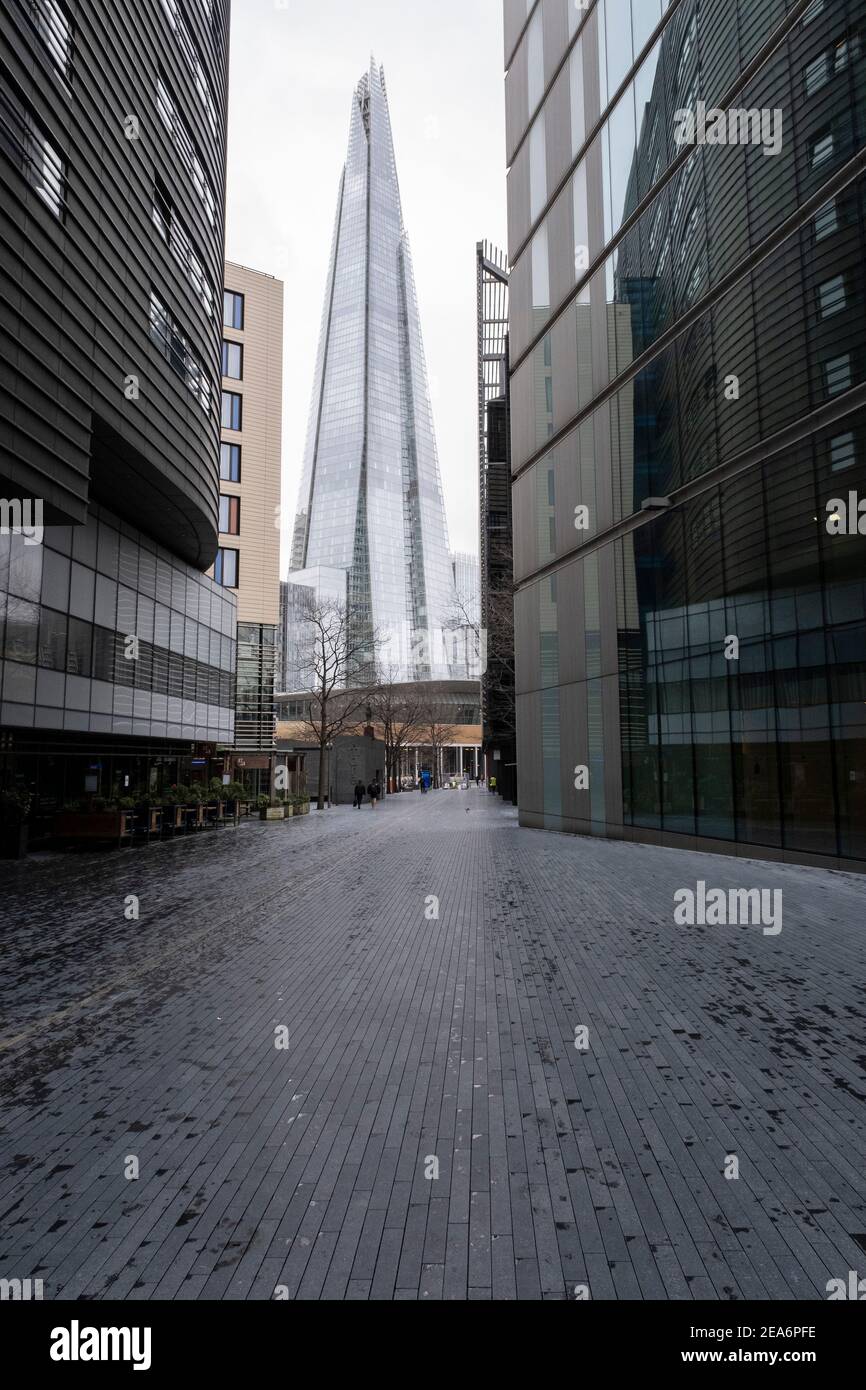 Scène à More London regarder vers le Shard comme le confinement national du coronavirus trois se poursuit le 28 janvier 2021 à Londres, Royaume-Uni. Suite à la flambée de cas durant l'hiver, y compris une nouvelle variante britannique de Covid-19, ce confinement national conseille à tous les citoyens de suivre le message de rester à la maison, de protéger le NHS et de sauver des vies. Banque D'Images