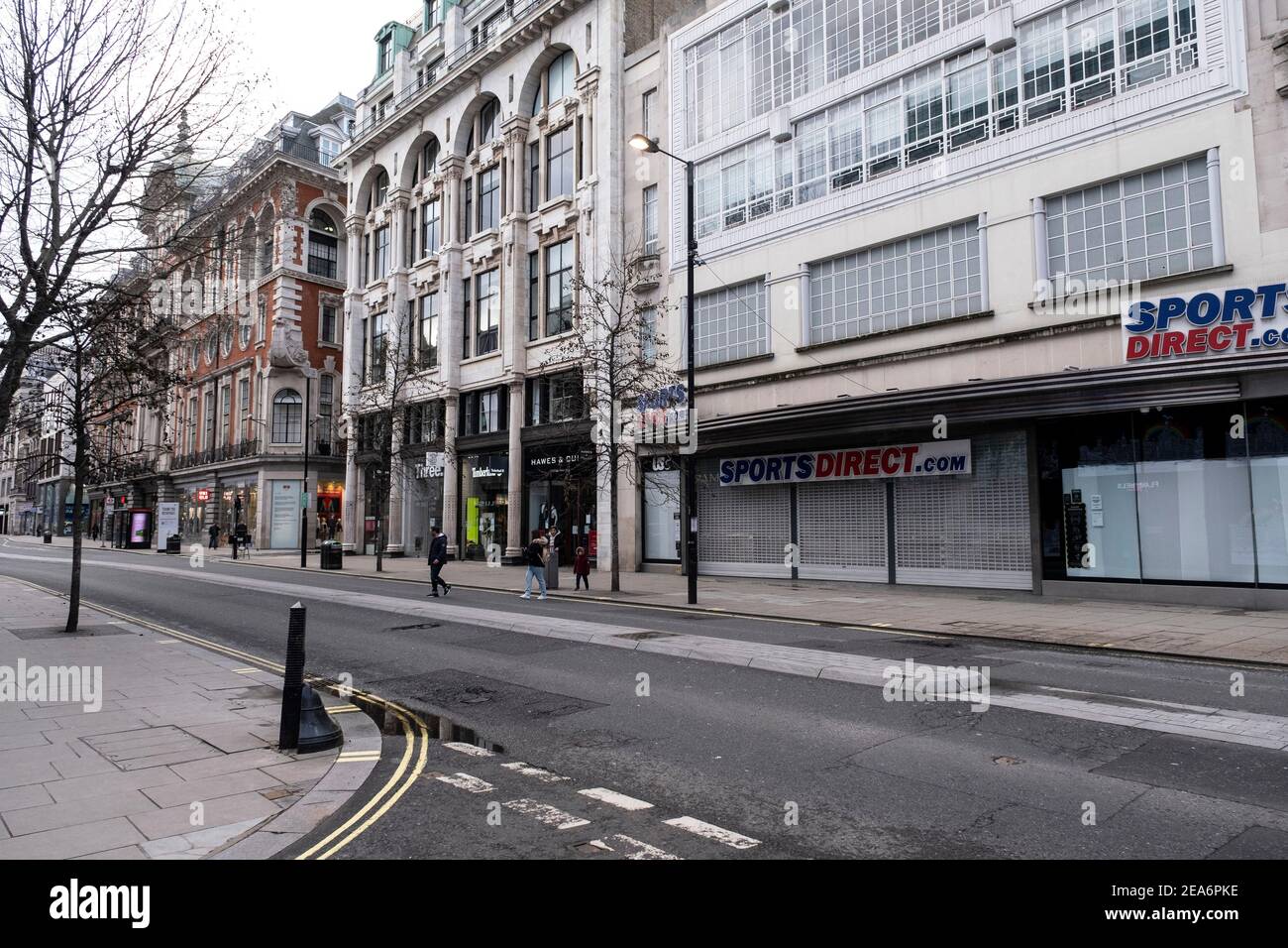 Le quartier commerçant d'Oxford Street, vide de clientèle et de trafic alors que le confinement national du coronavirus Three se poursuit le 28 janvier 2021 à Londres, au Royaume-Uni. Suite à la flambée de cas durant l'hiver, y compris une nouvelle variante britannique de Covid-19, ce confinement national conseille à tous les citoyens de suivre le message de rester à la maison, de protéger le NHS et de sauver des vies. Banque D'Images