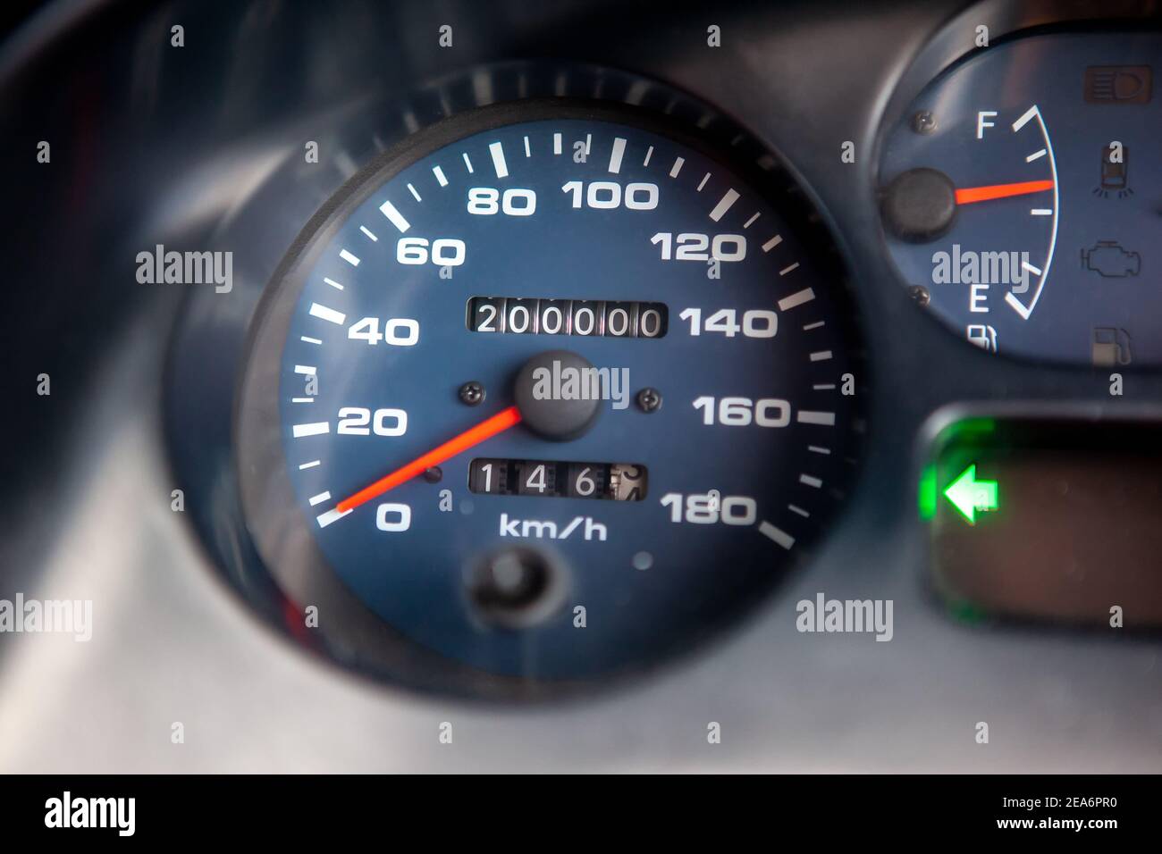 Compteur kilométrique du tableau de bord de la voiture indiquant 200,000 miles Banque D'Images