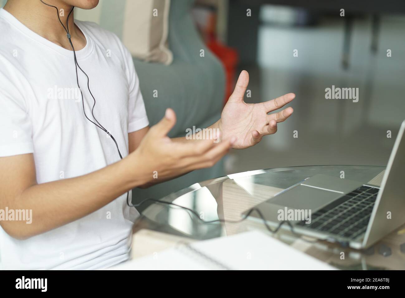 asiatique jeune adolescent étudiant homme entrepreneur porter des écouteurs travaillant par vidéoconférence étudiant l'apprentissage en ligne à la maison. e-learning webinar mee Banque D'Images