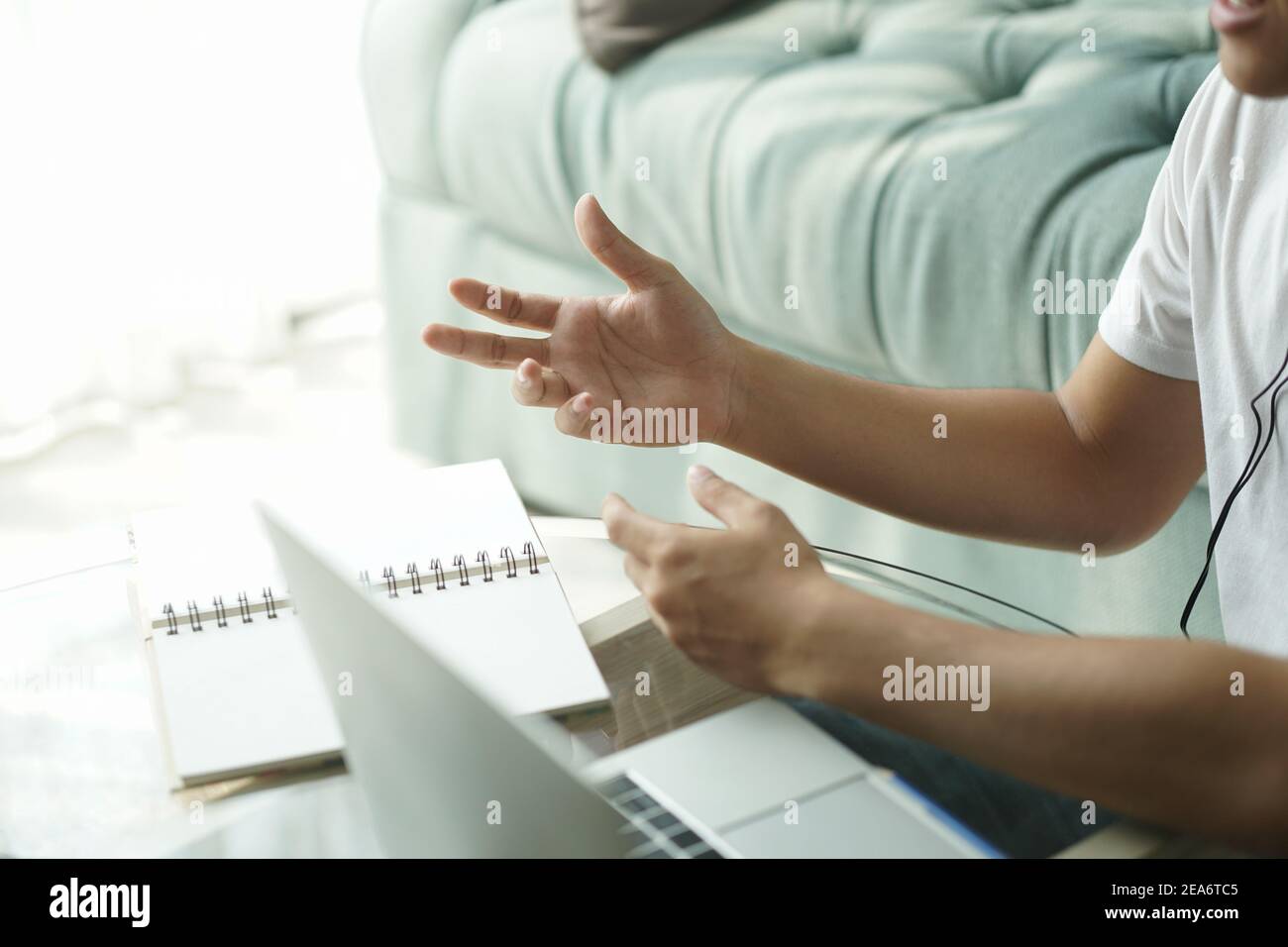 asiatique jeune adolescent étudiant homme entrepreneur porter des écouteurs travaillant par vidéoconférence étudiant l'apprentissage en ligne à la maison. e-learning webinar mee Banque D'Images