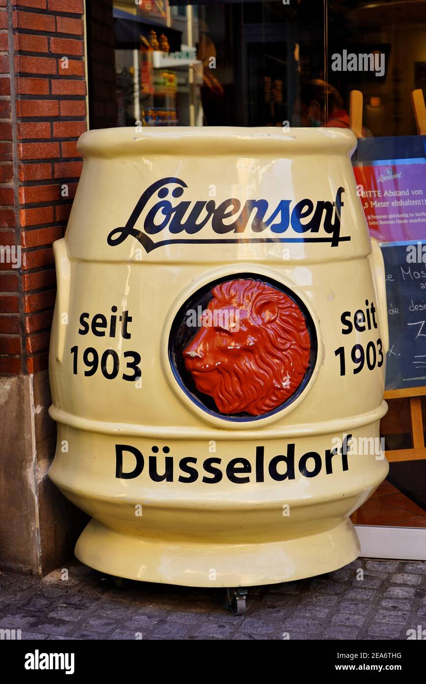 Le baril de Löwensenf se trouve dans une boutique spécialisée de la vieille ville de Düsseldorf. Löwensenf est une spécialité de moutarde de Düsseldorf avec une longue tradition. Banque D'Images