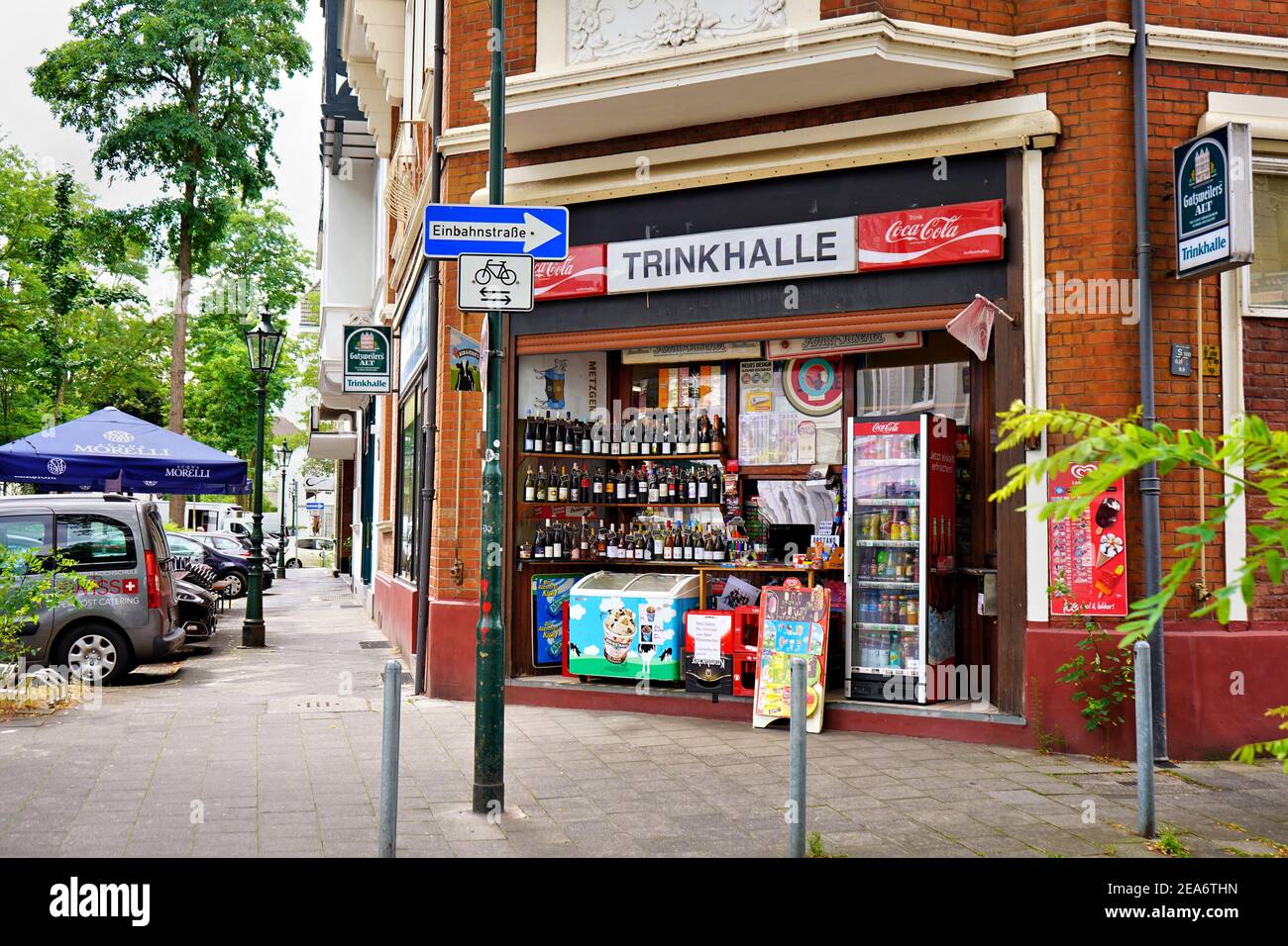 Typique allemand 'Trinkhalle' (kiosque de rafraîchissements) à Düsseldorf, vendant des boissons, de la glace, des bonbons etc. Ils sont très populaires surtout en Allemagne de l'Ouest. Banque D'Images