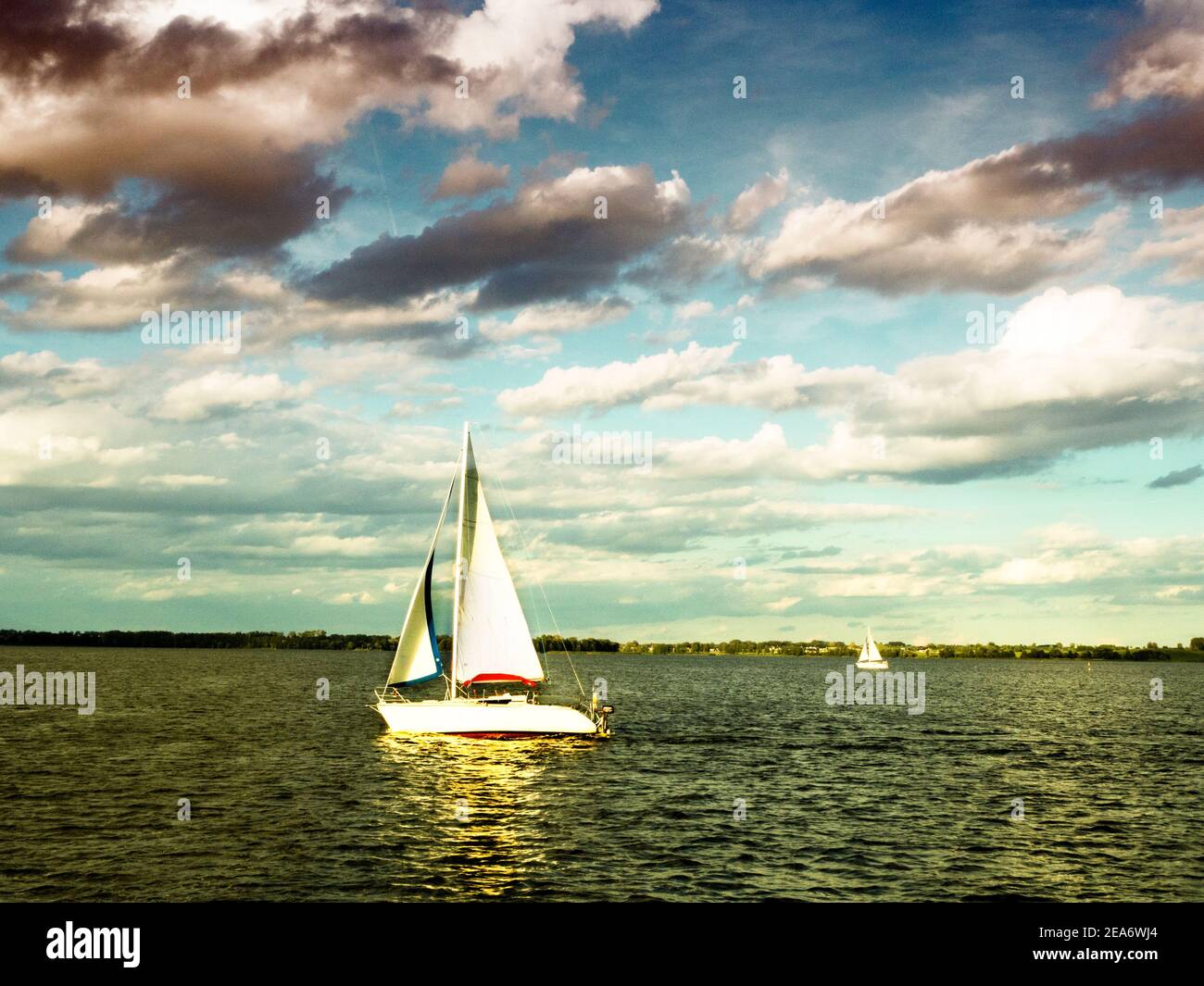 Bateau naviguant sur le lac Niegocin, Gizycko, Pologne Banque D'Images
