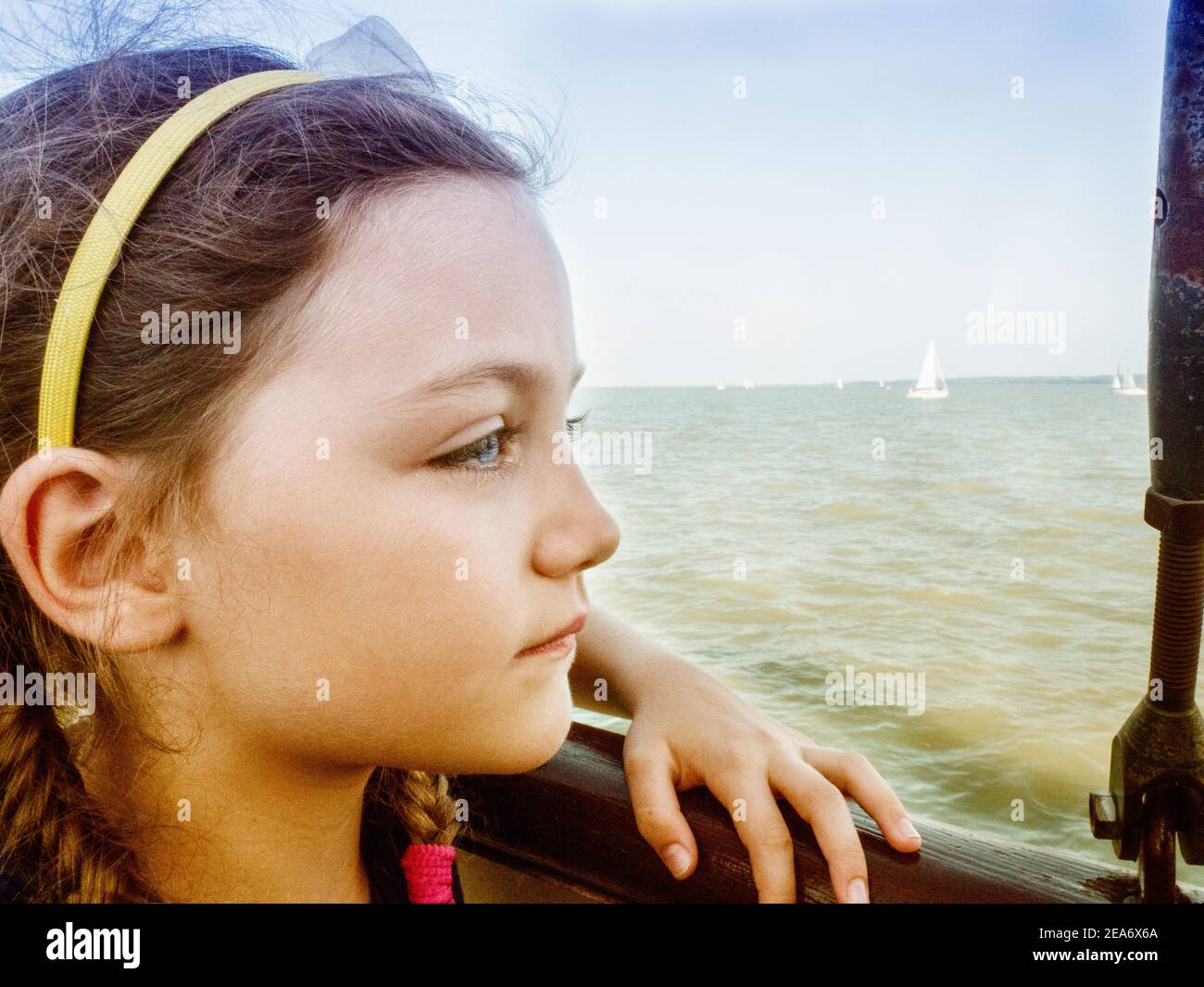 Portrait d'une fille naviguant sur le lac Balaton, Hongrie Banque D'Images
