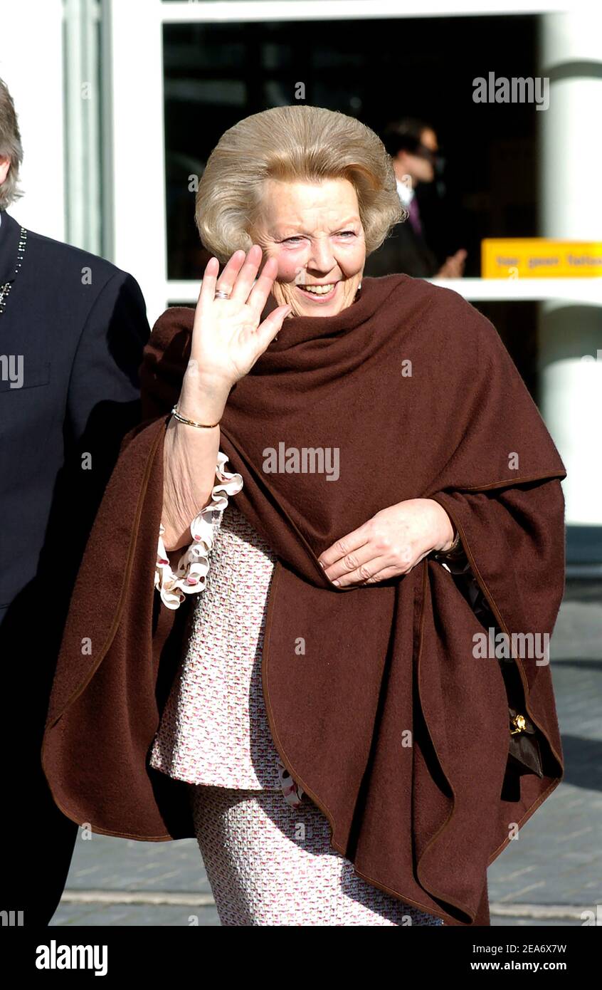 ENSCHEDE, PAYS-BAS - APR 28, 2006: : altesse Royale la Reine Beatrix des pays-Bas quittant l'Université de Twente après une visite officielle. Banque D'Images