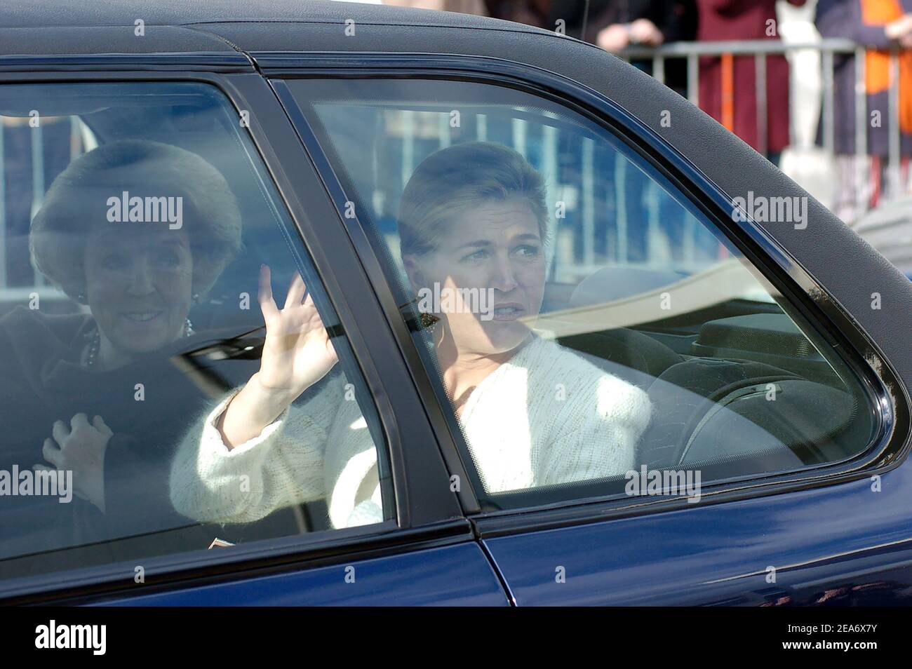 ENSCHEDE, PAYS-BAS - APR 28, 2006: : altesse Royale la reine Beatrix des pays-Bas (à gauche) et la princesse Maxima agitant lorsqu'ils quittent le pays Banque D'Images