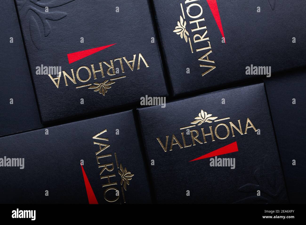 Prague, République tchèque - 8 février 2021 : Valrhona est un fabricant français de chocolat haut de gamme basé dans la petite ville de Tain l Hermitage à Hermitag Banque D'Images