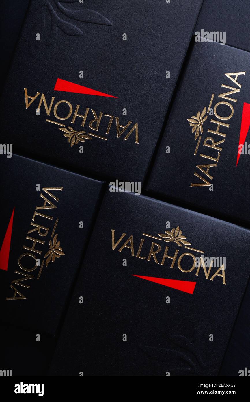 Prague, République tchèque - 8 février 2021 : Valrhona est un fabricant français de chocolat haut de gamme basé dans la petite ville de Tain l Hermitage à Hermitag Banque D'Images