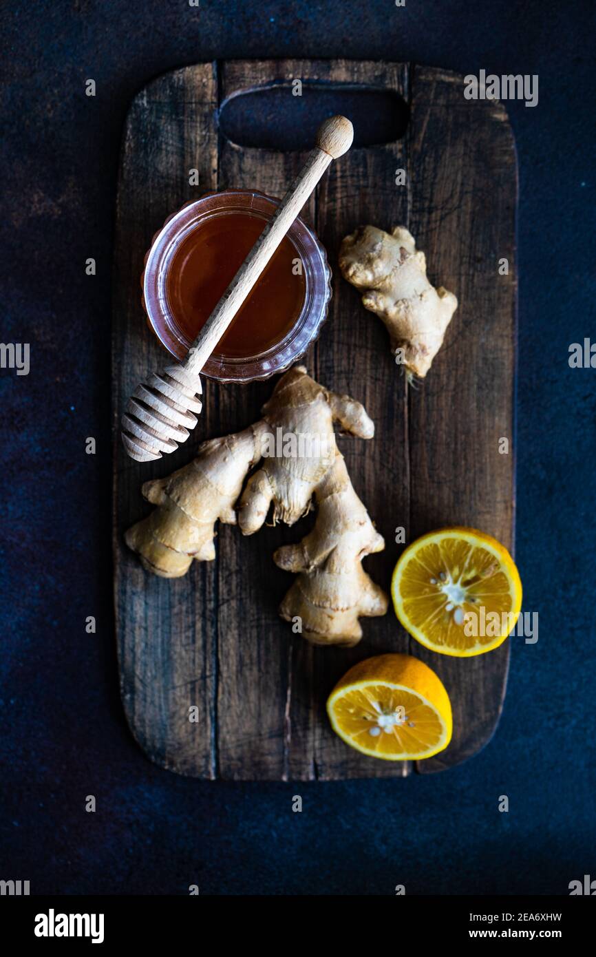 Ingrédients au miel, au gingembre et au citron pour une boisson chaude au thé Banque D'Images