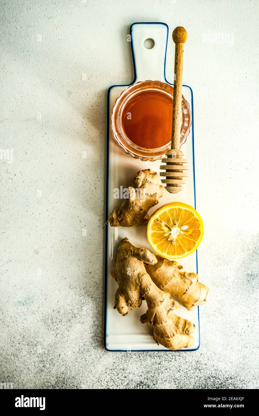 Ingrédients au miel, au gingembre et au citron pour une boisson chaude Banque D'Images