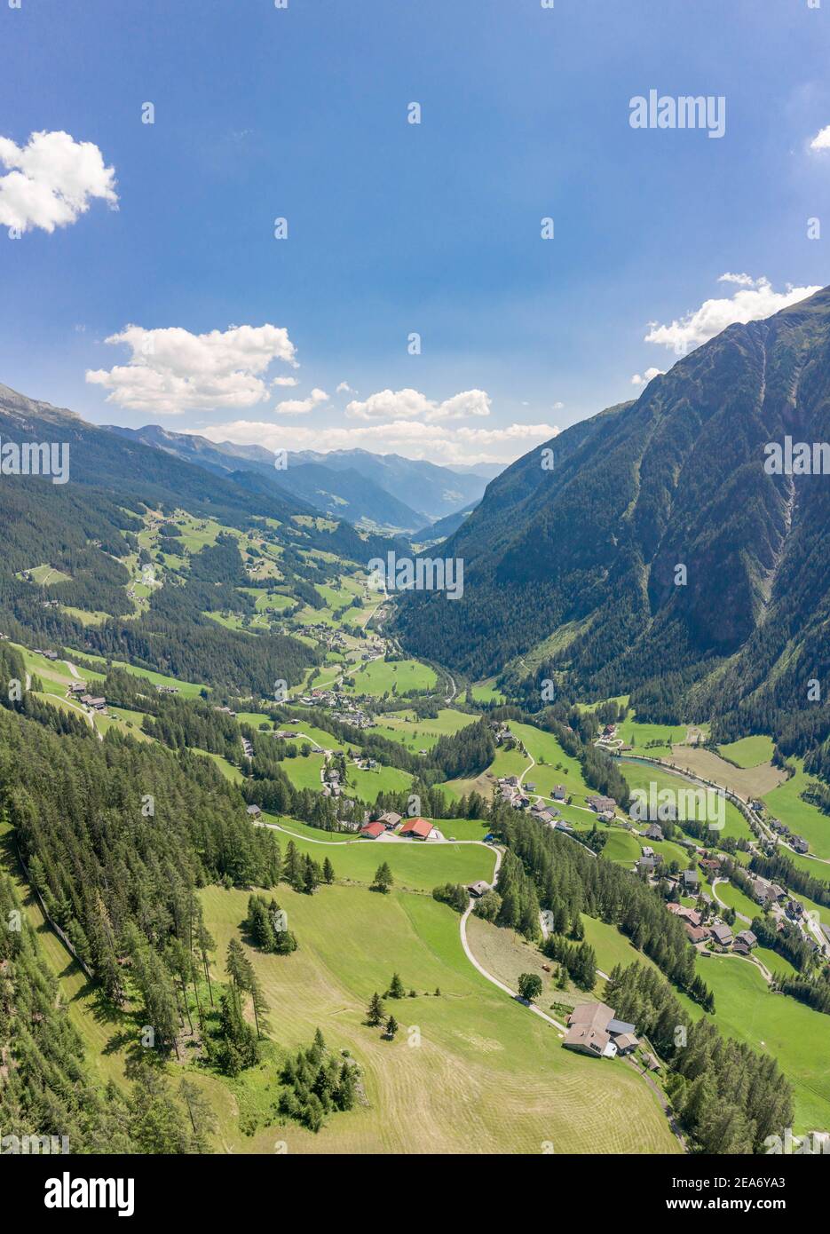 Tir de drone aérien du village de Helligenblutt dans la vallée de la montagne Grossglockner En Autriche Banque D'Images