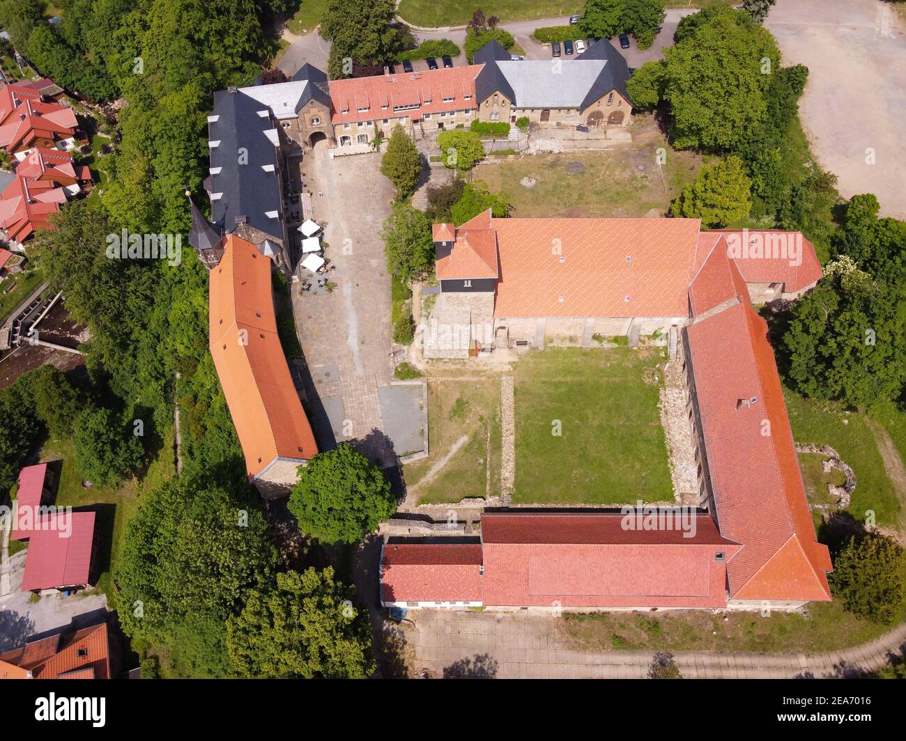 Vue aérienne de Kloster Ilsenburg, Abbaye d'Ilsenburg. Monastère médiéval historique et château près de Wernigerode en Saxe-Anhalt, Allemagne. Banque D'Images