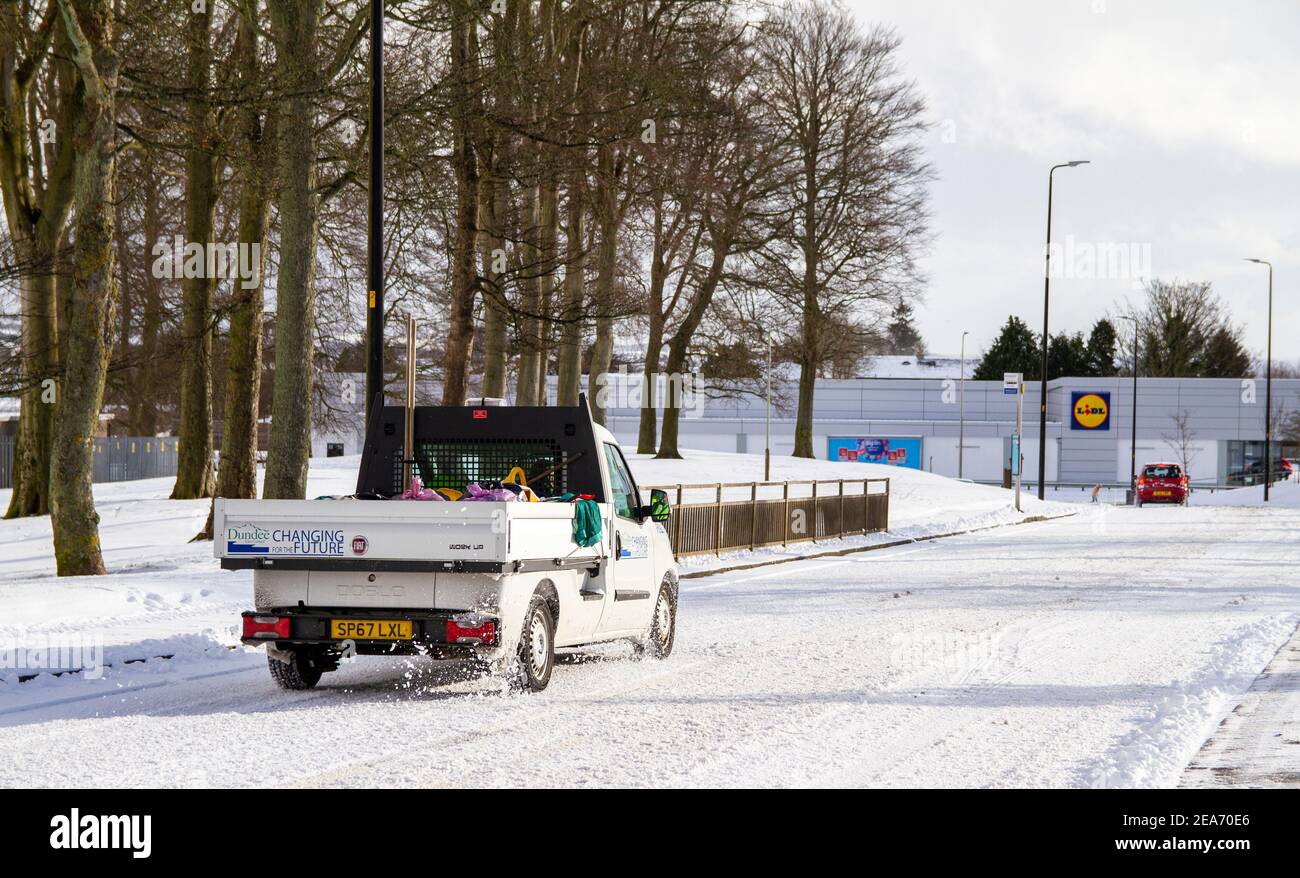 Dundee, Tayside, Écosse, Royaume-Uni. 8 février 2021. Météo au Royaume-Uni : vents froids et fortes tempêtes de neige balayant le nord-est de l'Écosse avec des températures atteignant 2°C. La tempête Darcy a provoqué de fortes chutes de neige à Dundee et a provoqué le chaos sur les routes dans et autour de la ville. Crédit : Dundee Photographics/Alamy Live News Banque D'Images