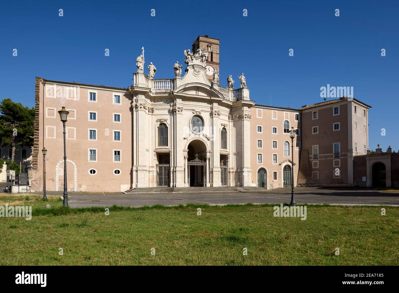 Rome, Italie. Vue extérieure de la Basilique de Santa Croce à Gerusalemme (Basilique de la Sainte Croix à Jérusalem). Selon la tradition, le basilic Banque D'Images