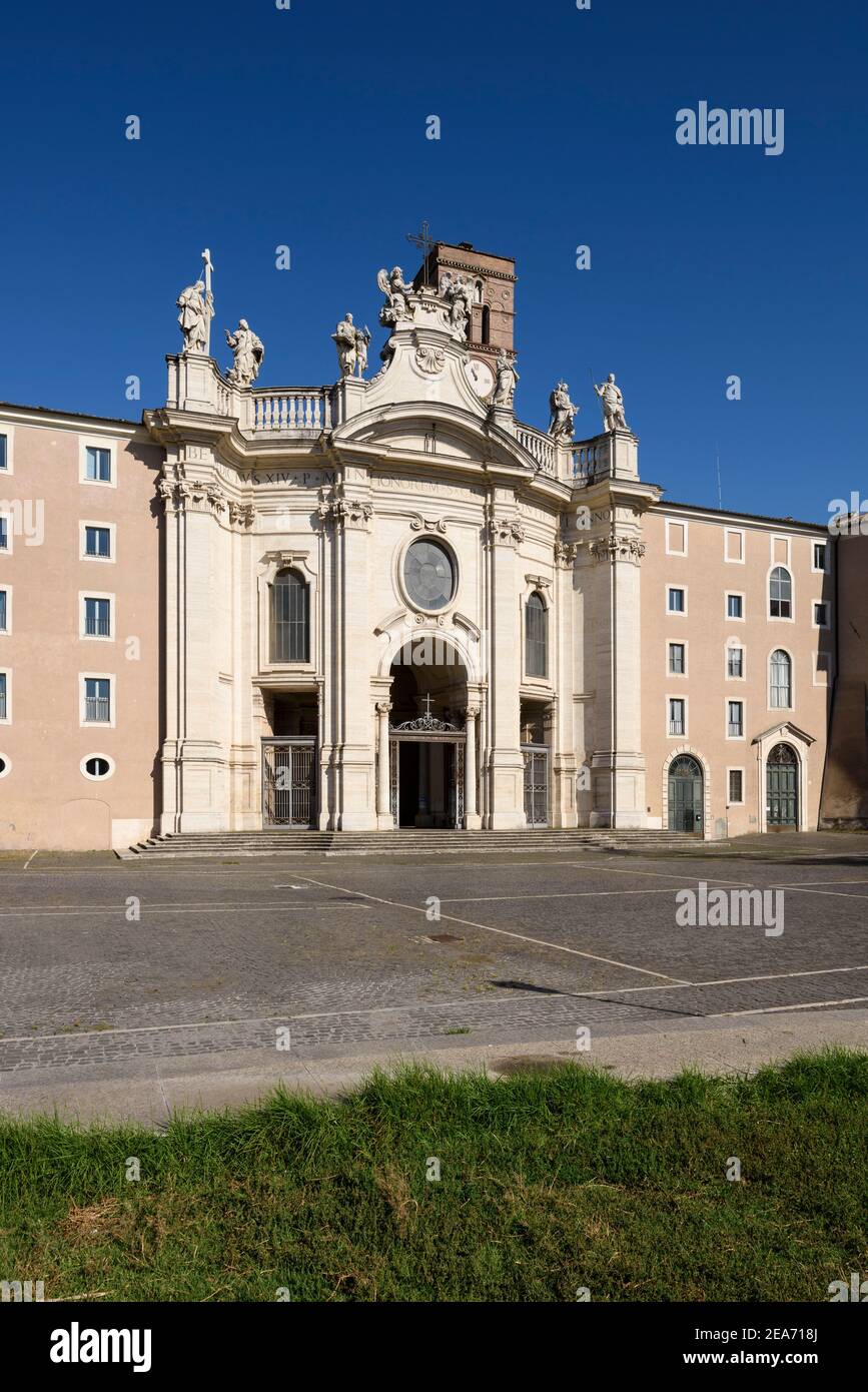 Rome, Italie. Vue extérieure de la Basilique de Santa Croce à Gerusalemme (Basilique de la Sainte Croix à Jérusalem). Selon la tradition, le basilic Banque D'Images