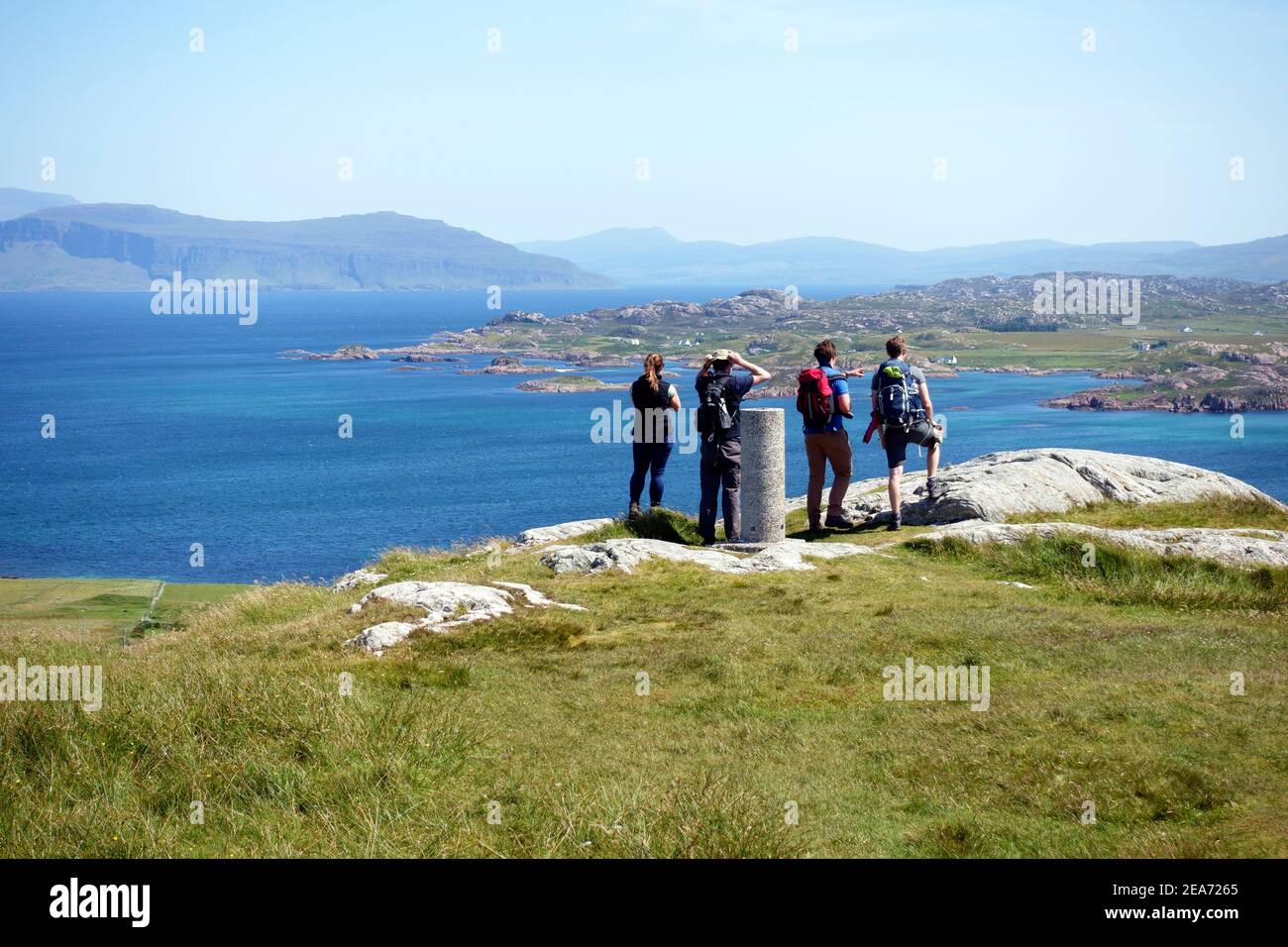 Vue depuis le point de trig, le point le plus élevé de l'île d'Iona, avec une vue imprenable sur le détroit d'Iona vers l'île de Mull en Écosse Banque D'Images