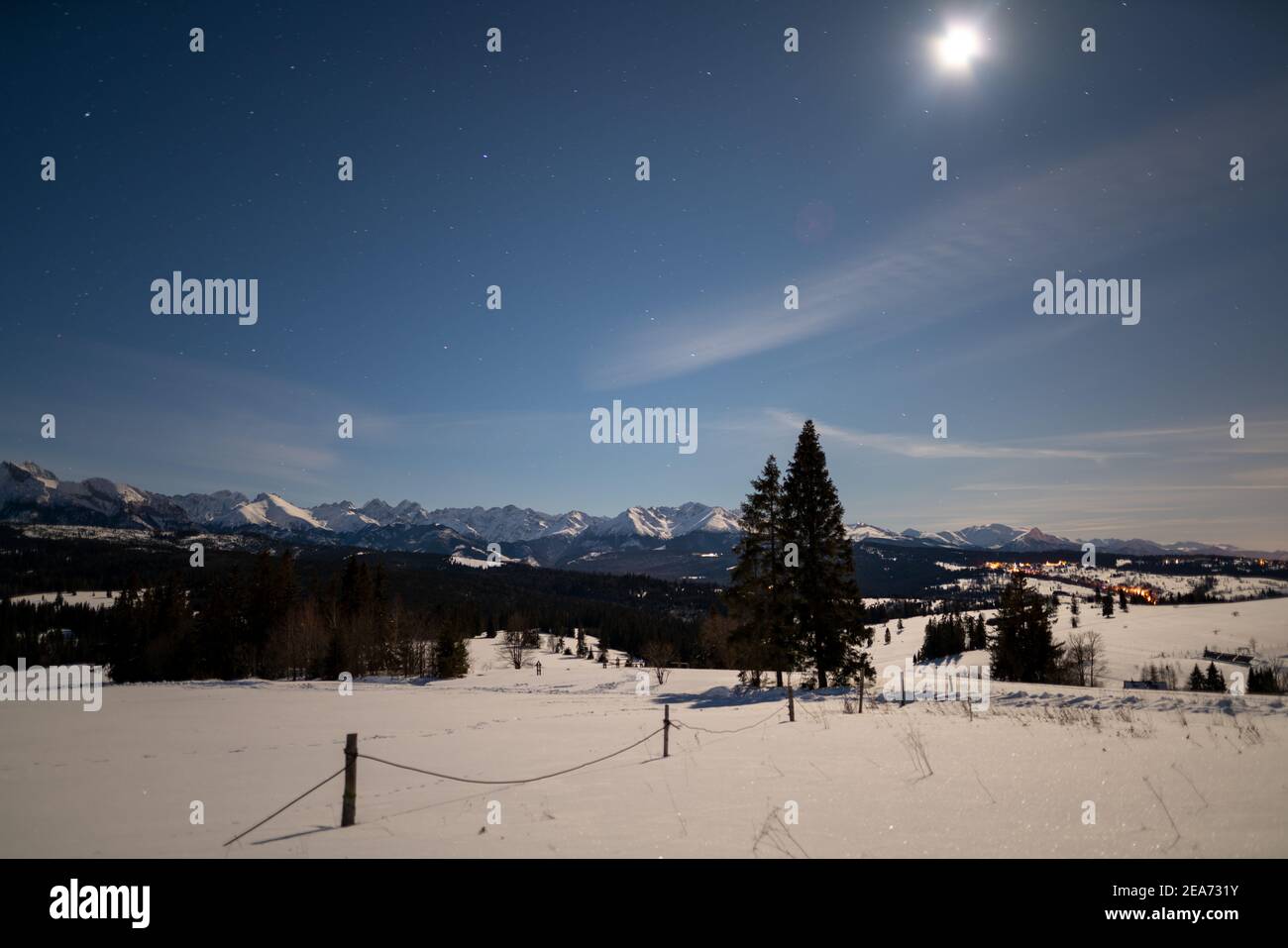 Nuit, ciel étoilé sur un paysage de montagne d'hiver Banque D'Images