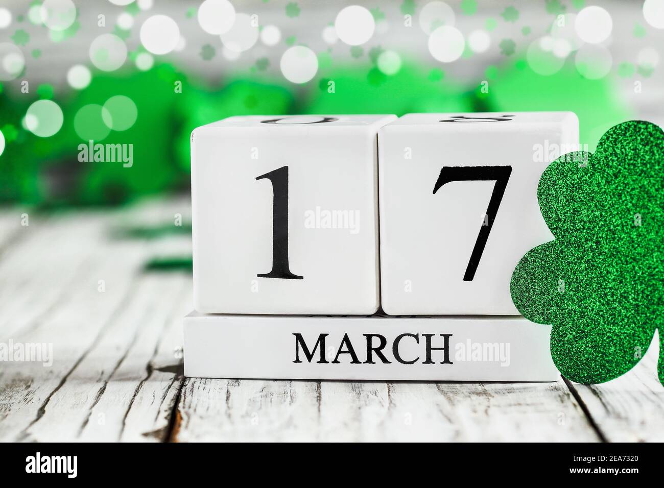 Bonne journée à Saint Patrick. Blocs de calendrier en bois blanc avec la date du 17 mars. Mise au point sélective avec arrière-plan flou. Banque D'Images