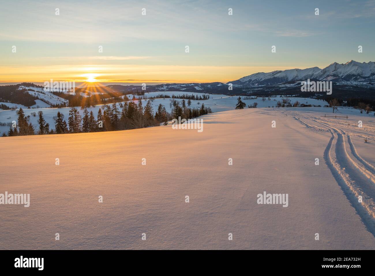 traces dans la neige de conduire des motoneiges dans un beau paysage de montagne Banque D'Images