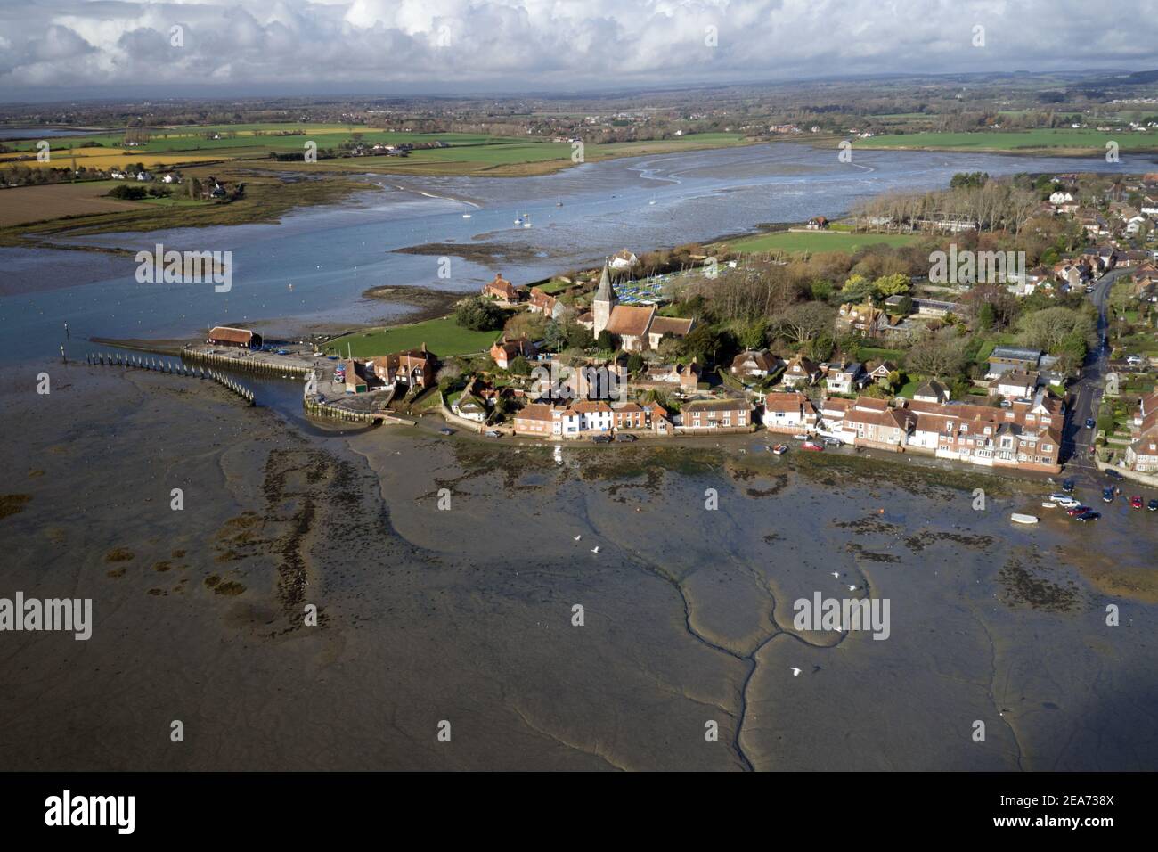 Pittoresque vieux village anglais de Bosham dans West Sussex photo aérienne avec l'église et les anciens cottages anglais. Banque D'Images