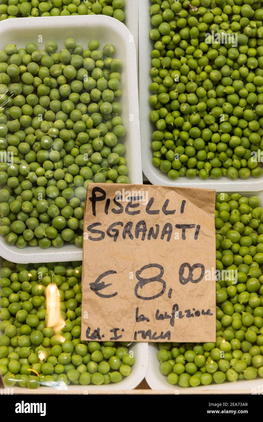 Petits pois frais à vendre sur un marché de Bologne Italie Banque D'Images