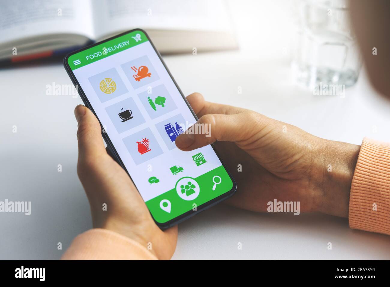 femme utilisant l'application de téléphone mobile pour commander la livraison de nourriture Banque D'Images